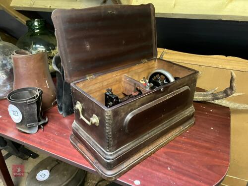 VINTAGE SEWING MACHINE (320)