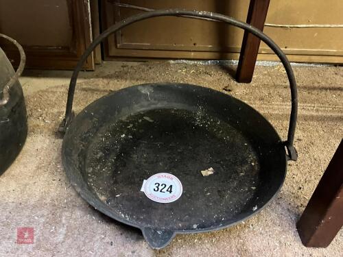 LARGE CAST IRON SKILLET (324)