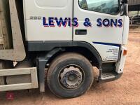 2004 VOLVO 380 26T LIVESTOCK LORRY - 20
