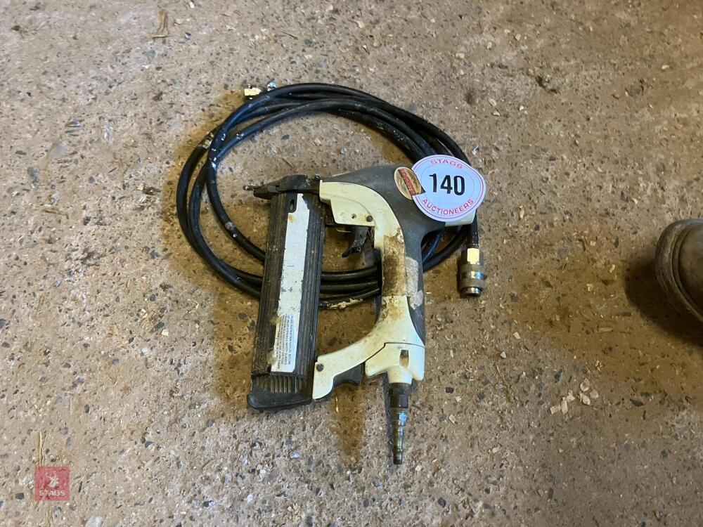 AIR STAPLE GUN