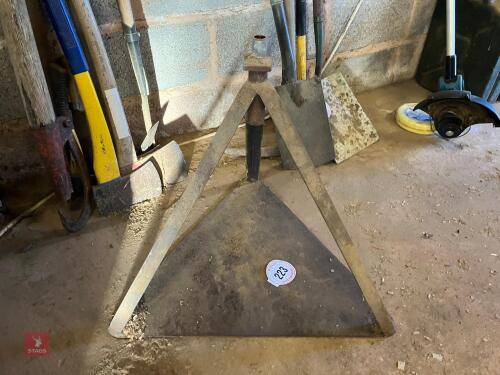 PYRAMID SHAPED METAL STAND