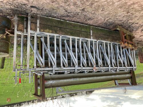 2 X 4M HANGING AUTO LOCK FEED BARRIERS