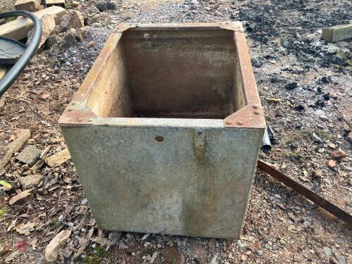 RIVETED GALVANISED HEADER TANK