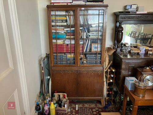 GLASS FRONTED DISPLAY CABINET (381)