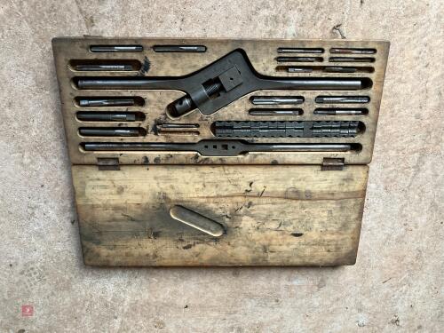 VINTAGE TAP & DIE SETIN CASE