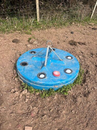 6 BALL ROUND MOLASSES FEEDER