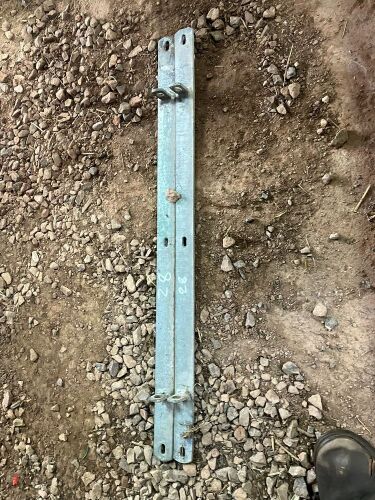 2 WALL MOUNTED BRACKETS (28)