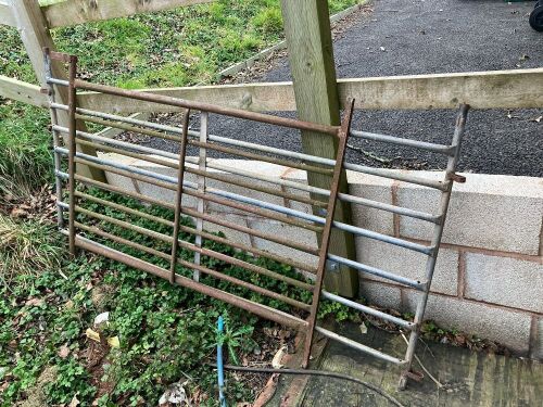 2 SHEEP HURDLES (40)