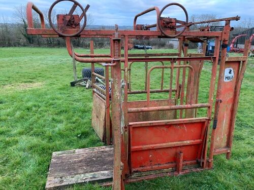 MOLE VALLEY CATTLE CRUSH