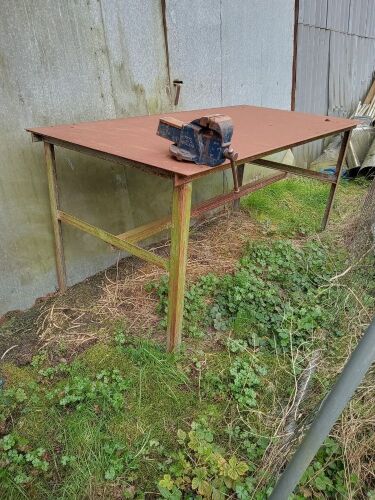 METAL WORKBENCH WITH VICE
