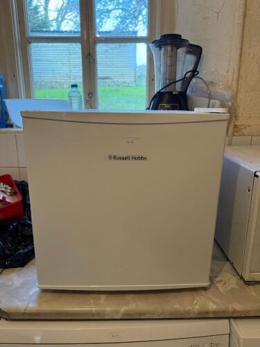 RUSSELL HOBBS MINI FRIDGE (412)