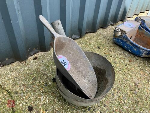 4 X METAL FEED SCOOPS