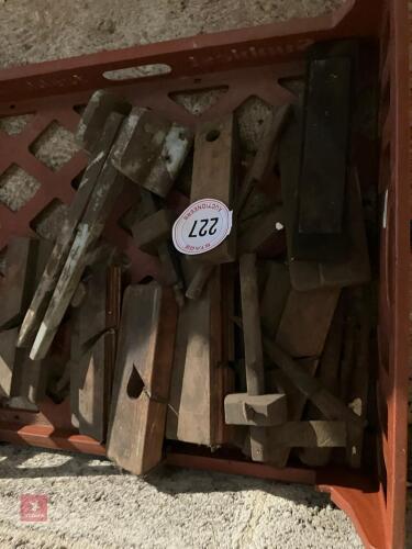 TRAY OF HAND TOOLS ND WOOD PLANES
