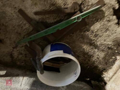 BUCKET OF MASIONARY TOOLS/SET SQUARES