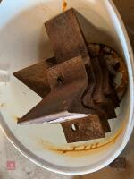 BUCKET OF APPROX 14 SPADE LUGS - 3