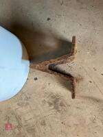 BUCKET OF APPROX 14 SPADE LUGS - 4