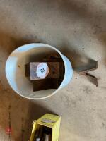 BUCKET OF APPROX 14 SPADE LUGS - 5
