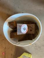 BUCKET OF APPROX 14 SPADE LUGS - 7
