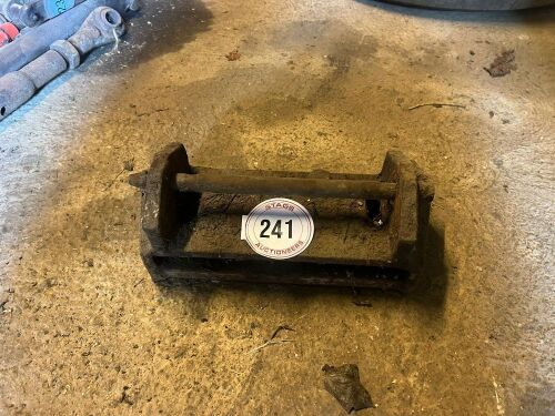 TRACTOR HITCH PLATE