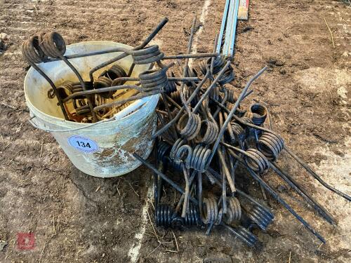 BUCKET OF HAYBOB/TURNER TINES