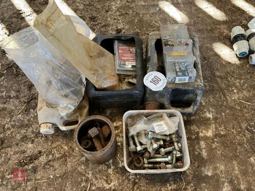LARGE AMOUNT OF FIXINGS