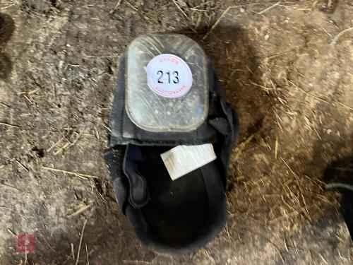 PAIR OF KNEEPADS