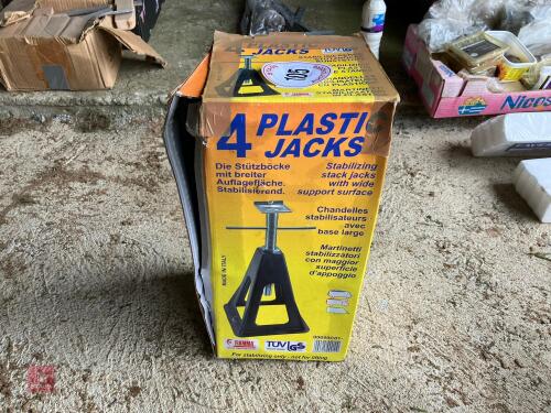 4 PLASTIC JACKS