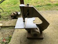 BURGEESS BBS20 TABLE SAND SAW - 7
