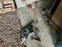 QTY OF HAND & GARDEN TOOLS - 12