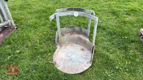 2 GALVANISED BARREL HOLDERS