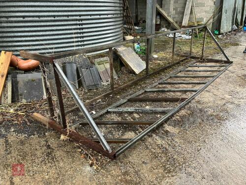 FREESTANDING CATTLE FEEDER