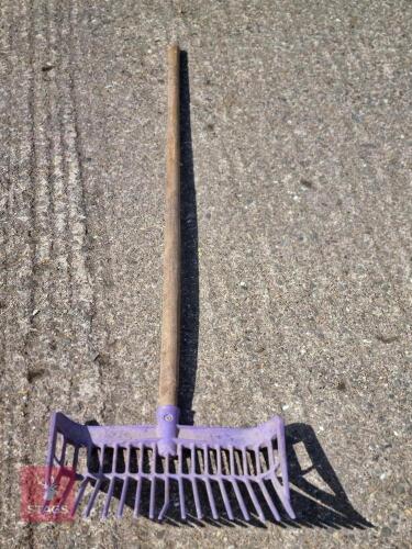 LONG HANDLED MUCKING OUT FORK