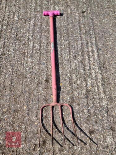 SHORT HANDLED METAL HAY FORK