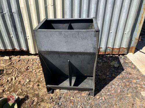 PLASTIC PIG FEEDER