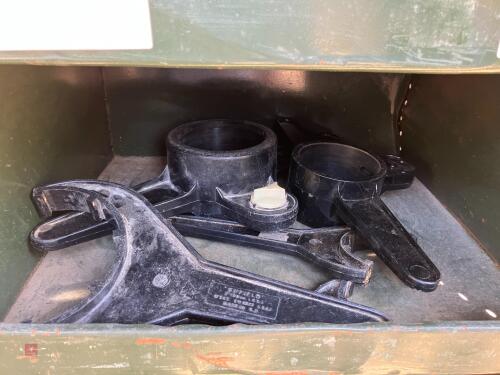 4 PLASTIC PIPE TIGHTNERS
