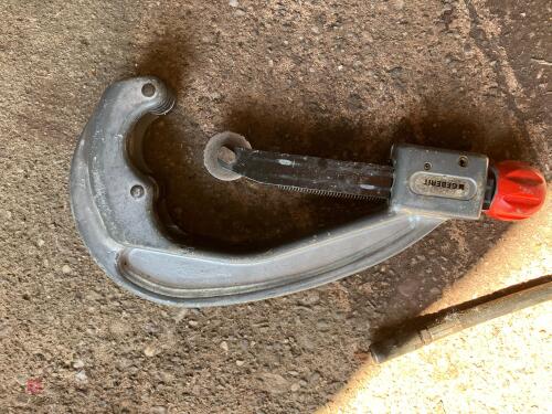 GEBERTI ADJUSTABLE PIPE CUTTER