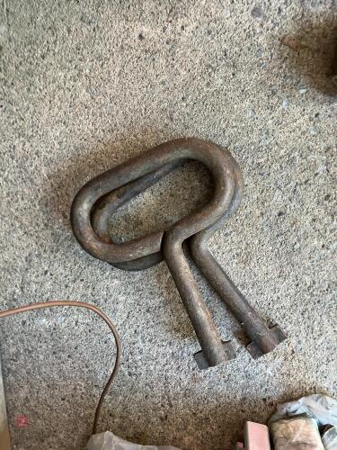 2 MANHOLE KEYS