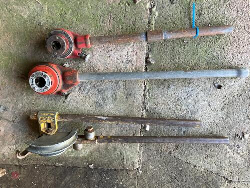 2 PIPE THREADERS & PIPE BENDER