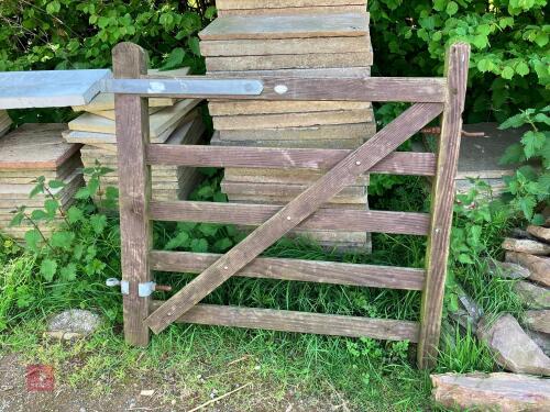 4' WOODEN PEDESTRIAN GATE