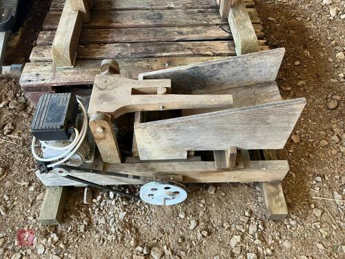 WOODEN SCRATTER