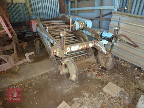 SINGLE ROW POTATO DIGGER