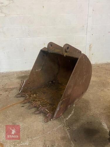 DIGGER BUCKET WITH TEETH