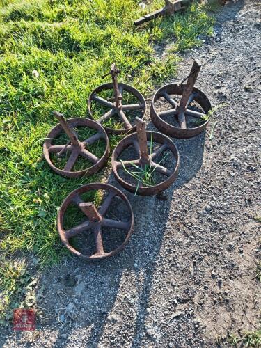 CHICKEN HUT/TROLLEY WHEELS (S/R)