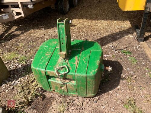 JOHN DEERE 900KG FRONT TRACTOR WEIGHT