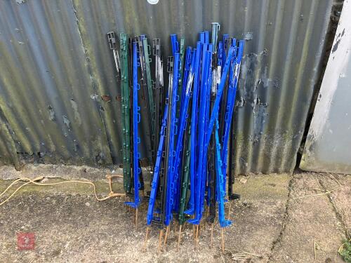 35 PLASTIC ELEC FENCING STAKES (108)