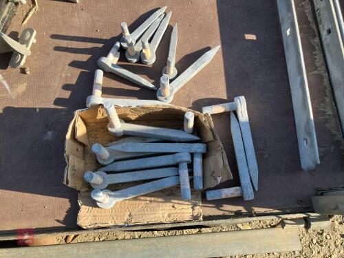 BOX OF GATE HOOKS