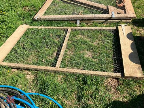 SINGLE WOODEN PEN GATE