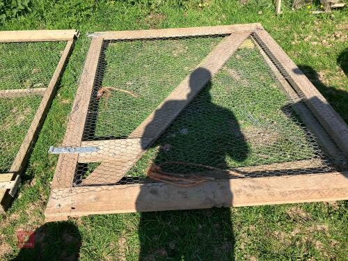 DOUBLE PEN WOODEN GATE