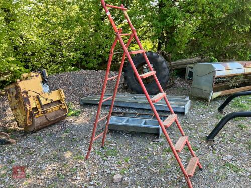 METAL STEPLADDER