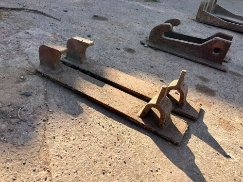 PAIR OF TRIMA BRACKETS